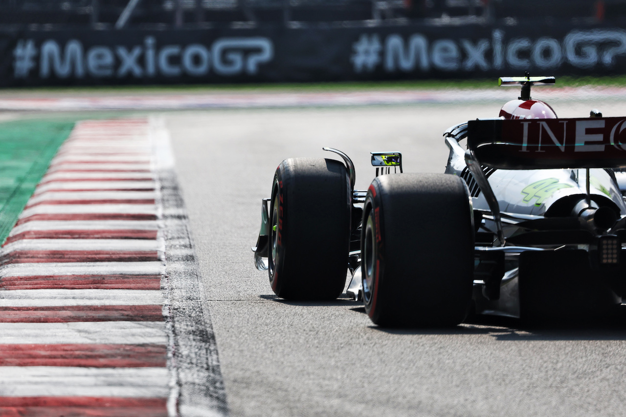 GP CITTA DEL MESSICO, Lewis Hamilton (GBR) Mercedes AMG F1 W13.
29.10.2022. Formula 1 World Championship, Rd 20, Mexican Grand Prix, Mexico City, Mexico, Qualifiche Day.
- www.xpbimages.com, EMail: requests@xpbimages.com © Copyright: Bearne / XPB Images