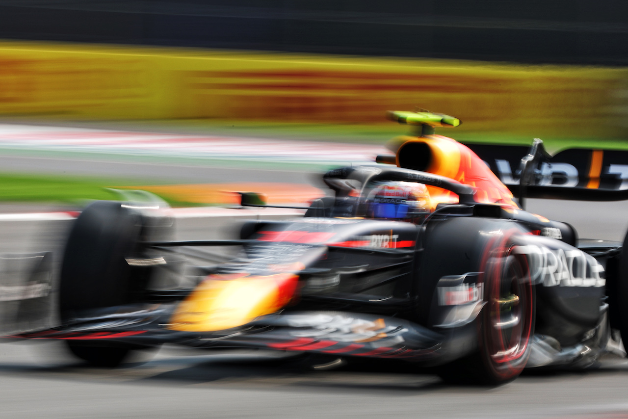 GP CITTA DEL MESSICO, Sergio Perez (MEX) Red Bull Racing RB18.
29.10.2022. Formula 1 World Championship, Rd 20, Mexican Grand Prix, Mexico City, Mexico, Qualifiche Day.
- www.xpbimages.com, EMail: requests@xpbimages.com © Copyright: Bearne / XPB Images