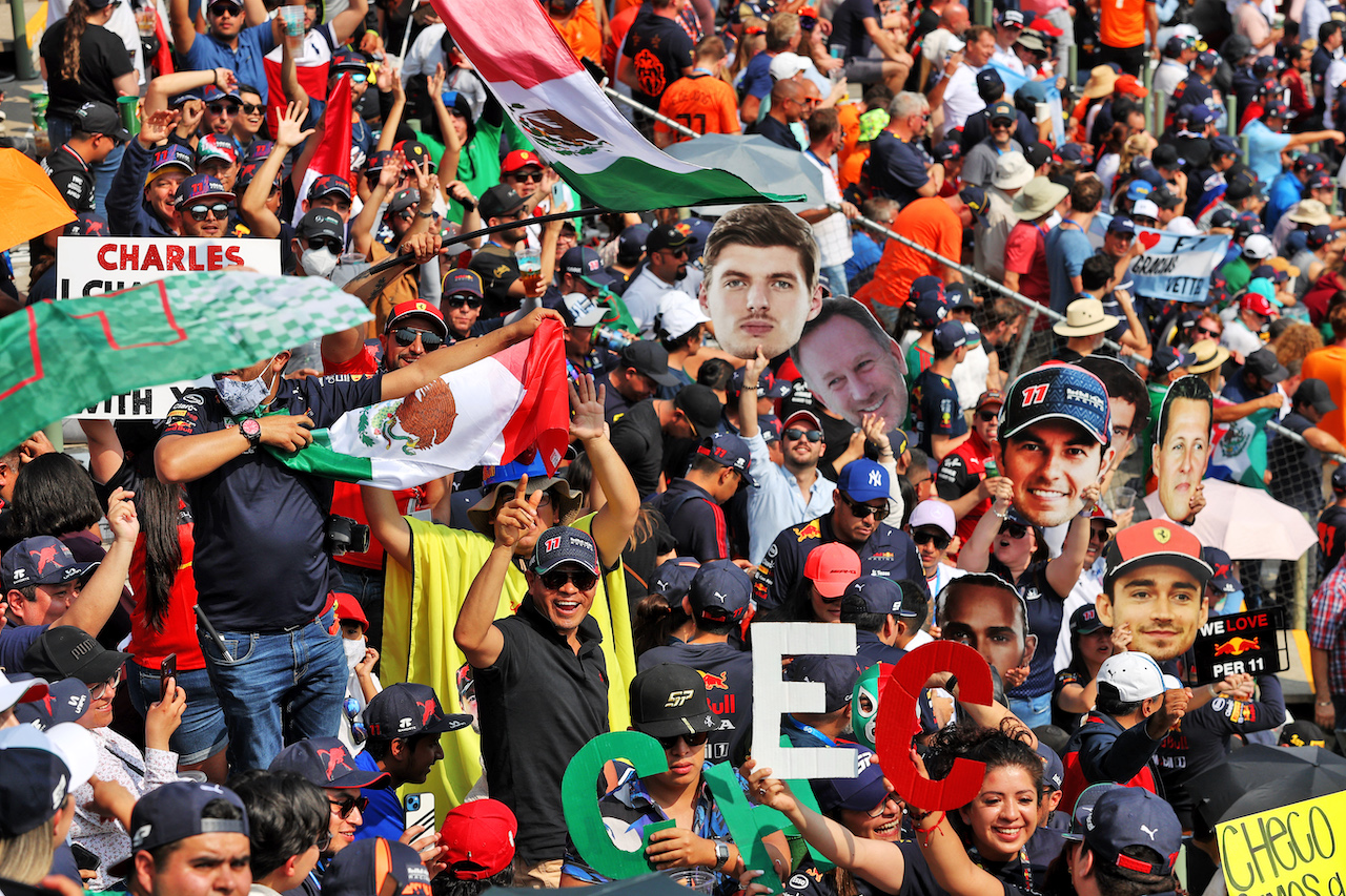 GP CITTA DEL MESSICO, Circuit Atmosfera - fans in the stadium grandstand.
29.10.2022. Formula 1 World Championship, Rd 20, Mexican Grand Prix, Mexico City, Mexico, Qualifiche Day.
- www.xpbimages.com, EMail: requests@xpbimages.com © Copyright: Moy / XPB Images