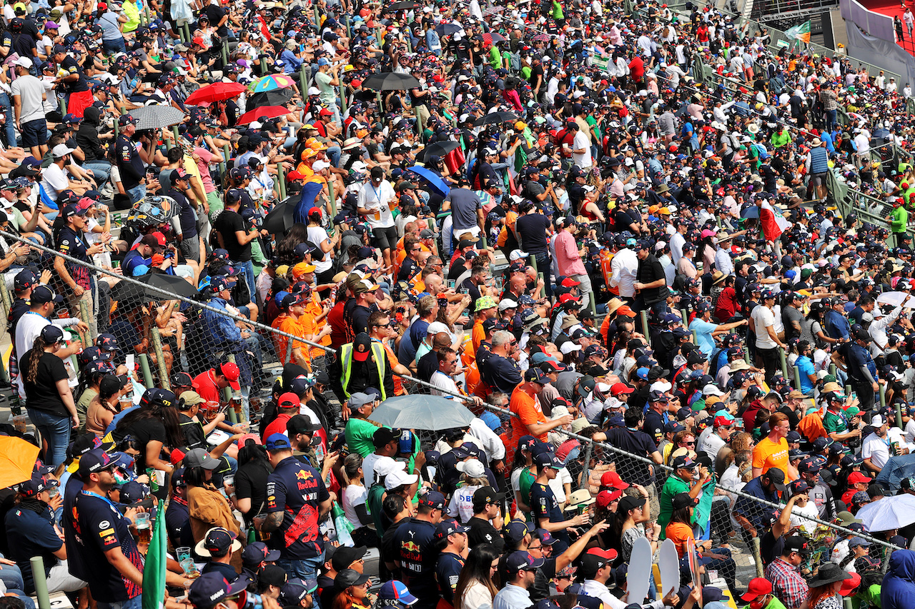 GP CITTA DEL MESSICO, Circuit Atmosfera - fans in the stadium grandstand.
29.10.2022. Formula 1 World Championship, Rd 20, Mexican Grand Prix, Mexico City, Mexico, Qualifiche Day.
- www.xpbimages.com, EMail: requests@xpbimages.com © Copyright: Moy / XPB Images