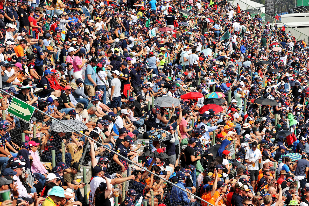 GP CITTA DEL MESSICO, Circuit Atmosfera - fans in the stadium grandstand.
29.10.2022. Formula 1 World Championship, Rd 20, Mexican Grand Prix, Mexico City, Mexico, Qualifiche Day.
- www.xpbimages.com, EMail: requests@xpbimages.com © Copyright: Moy / XPB Images