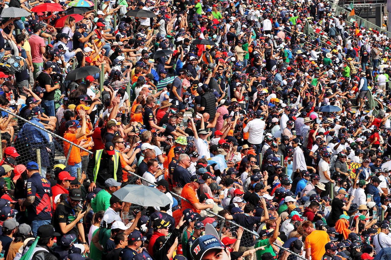 GP CITTA DEL MESSICO, Circuit Atmosfera - fans in the stadium grandstand.
29.10.2022. Formula 1 World Championship, Rd 20, Mexican Grand Prix, Mexico City, Mexico, Qualifiche Day.
- www.xpbimages.com, EMail: requests@xpbimages.com © Copyright: Moy / XPB Images