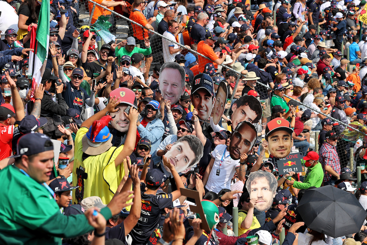 GP CITTA DEL MESSICO, Circuit Atmosfera - fans in the stadium grandstand.
29.10.2022. Formula 1 World Championship, Rd 20, Mexican Grand Prix, Mexico City, Mexico, Qualifiche Day.
- www.xpbimages.com, EMail: requests@xpbimages.com © Copyright: Moy / XPB Images