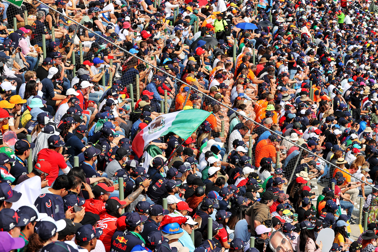 GP CITTA DEL MESSICO, Circuit Atmosfera - fans in the stadium grandstand.
29.10.2022. Formula 1 World Championship, Rd 20, Mexican Grand Prix, Mexico City, Mexico, Qualifiche Day.
- www.xpbimages.com, EMail: requests@xpbimages.com © Copyright: Moy / XPB Images