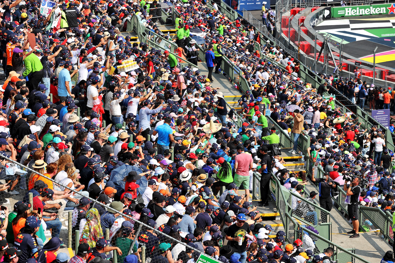 GP CITTA DEL MESSICO, Circuit Atmosfera - fans in the stadium grandstand.
29.10.2022. Formula 1 World Championship, Rd 20, Mexican Grand Prix, Mexico City, Mexico, Qualifiche Day.
- www.xpbimages.com, EMail: requests@xpbimages.com © Copyright: Moy / XPB Images