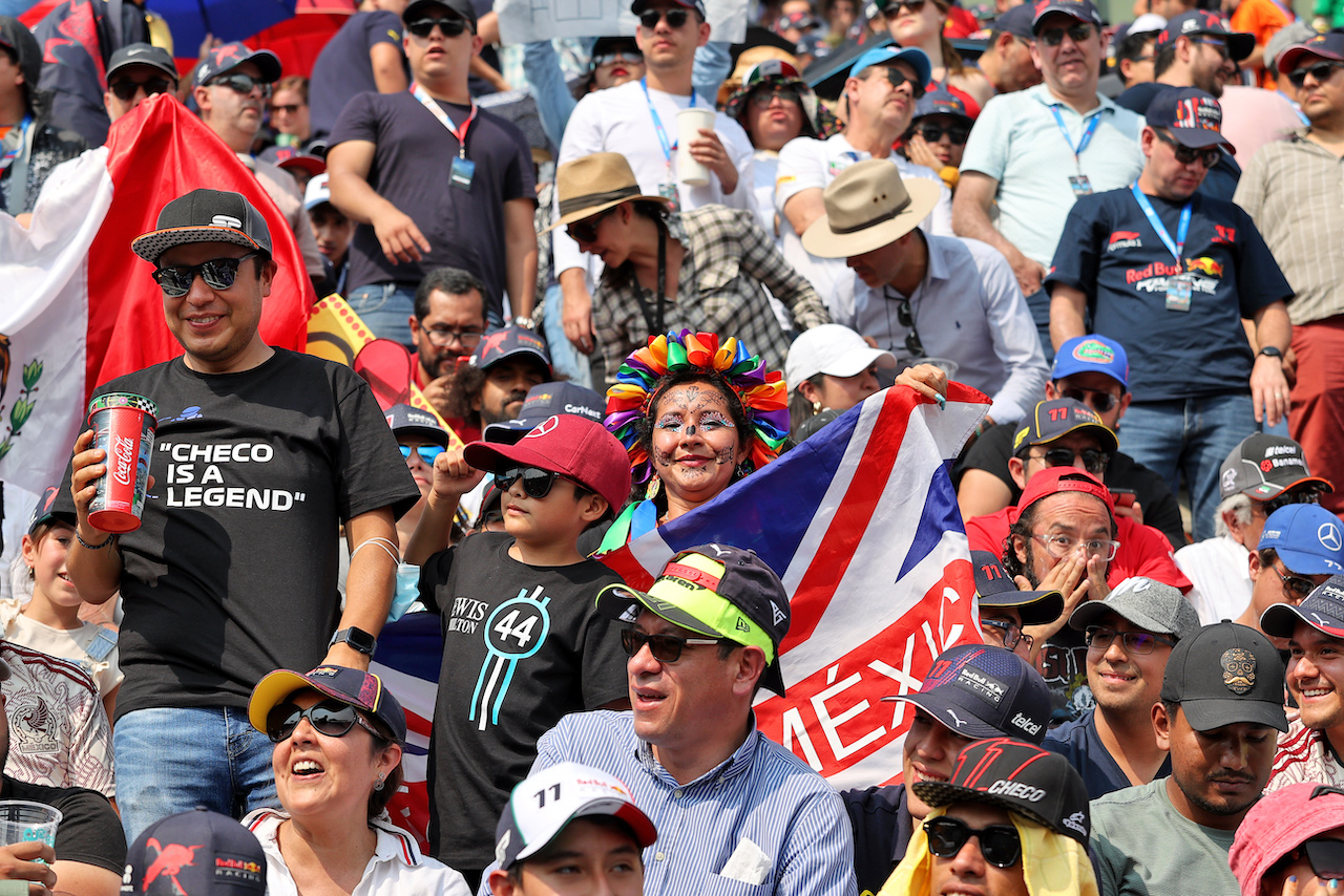 GP CITTA DEL MESSICO, Circuit Atmosfera - fans in the stadium grandstand.
29.10.2022. Formula 1 World Championship, Rd 20, Mexican Grand Prix, Mexico City, Mexico, Qualifiche Day.
- www.xpbimages.com, EMail: requests@xpbimages.com © Copyright: Moy / XPB Images