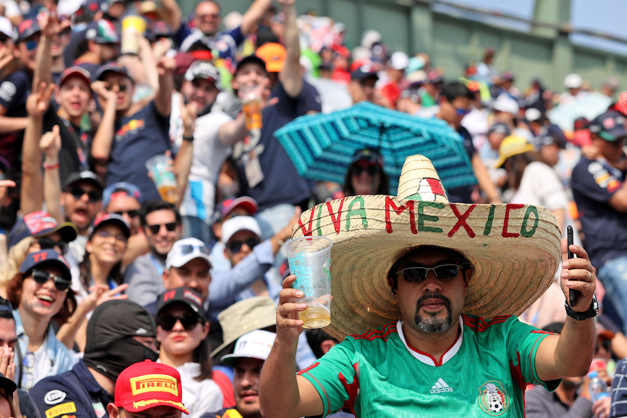 GP CITTA DEL MESSICO, Circuit Atmosfera - fans in the stadium grandstand.
29.10.2022. Formula 1 World Championship, Rd 20, Mexican Grand Prix, Mexico City, Mexico, Qualifiche Day.
- www.xpbimages.com, EMail: requests@xpbimages.com © Copyright: Moy / XPB Images