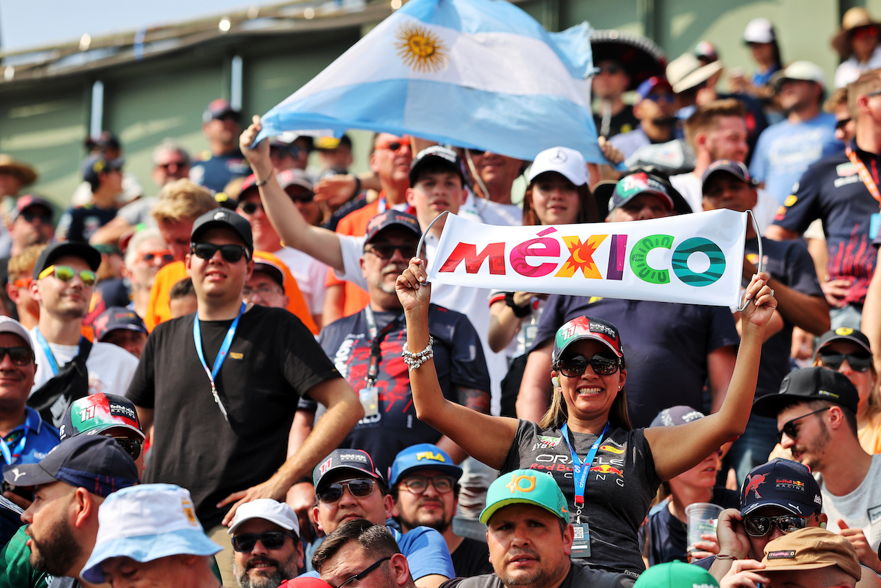 GP CITTA DEL MESSICO, Circuit Atmosfera - fans in the stadium grandstand.
29.10.2022. Formula 1 World Championship, Rd 20, Mexican Grand Prix, Mexico City, Mexico, Qualifiche Day.
- www.xpbimages.com, EMail: requests@xpbimages.com © Copyright: Moy / XPB Images
