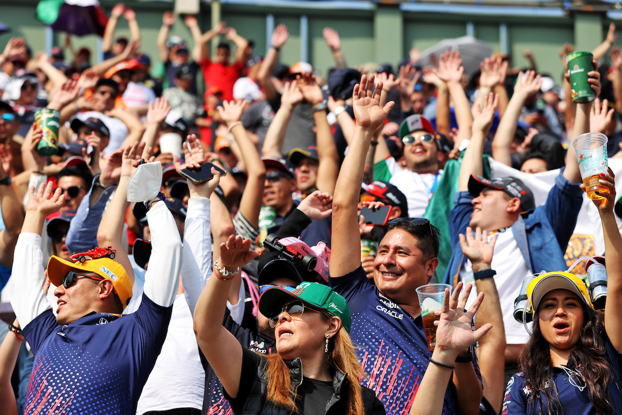 GP CITTA DEL MESSICO, Circuit Atmosfera - fans in the stadium grandstand.
29.10.2022. Formula 1 World Championship, Rd 20, Mexican Grand Prix, Mexico City, Mexico, Qualifiche Day.
- www.xpbimages.com, EMail: requests@xpbimages.com © Copyright: Moy / XPB Images