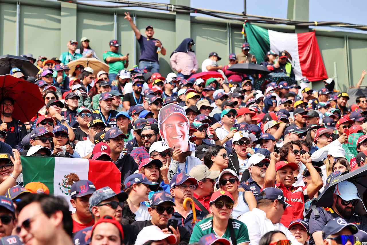 GP CITTA DEL MESSICO, Circuit Atmosfera - fans in the stadium grandstand.
29.10.2022. Formula 1 World Championship, Rd 20, Mexican Grand Prix, Mexico City, Mexico, Qualifiche Day.
- www.xpbimages.com, EMail: requests@xpbimages.com © Copyright: Moy / XPB Images