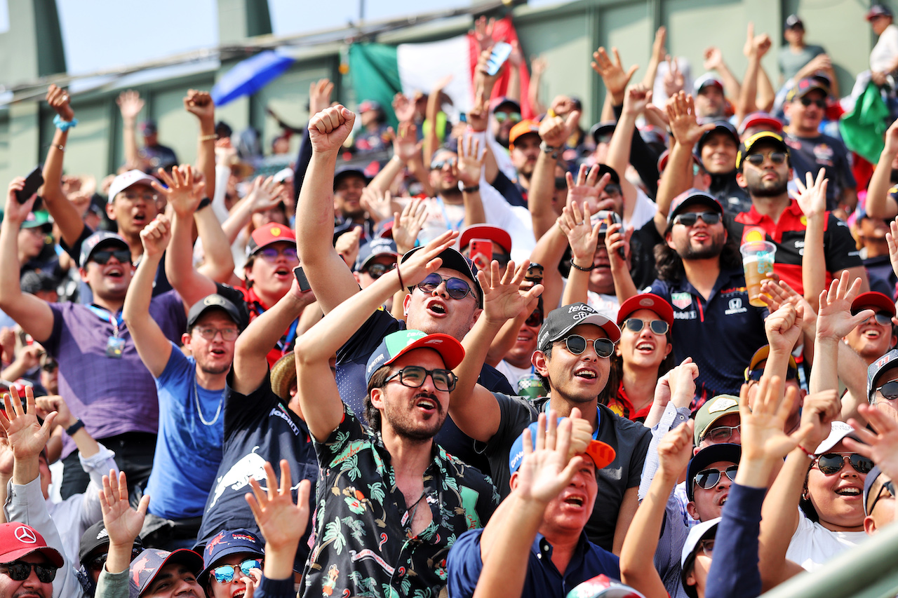 GP CITTA DEL MESSICO, Circuit Atmosfera - fans in the stadium grandstand.
29.10.2022. Formula 1 World Championship, Rd 20, Mexican Grand Prix, Mexico City, Mexico, Qualifiche Day.
- www.xpbimages.com, EMail: requests@xpbimages.com © Copyright: Moy / XPB Images