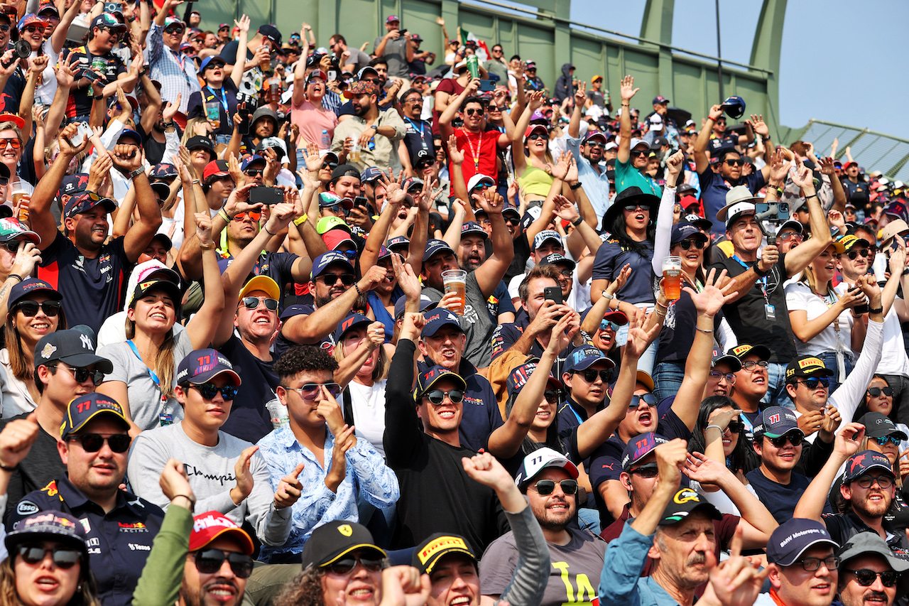GP CITTA DEL MESSICO, Circuit Atmosfera - fans in the stadium grandstand.
29.10.2022. Formula 1 World Championship, Rd 20, Mexican Grand Prix, Mexico City, Mexico, Qualifiche Day.
- www.xpbimages.com, EMail: requests@xpbimages.com © Copyright: Moy / XPB Images