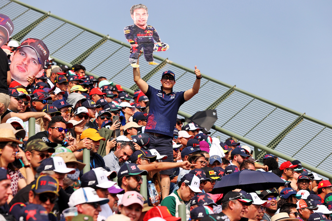 GP CITTA DEL MESSICO, Circuit Atmosfera - fans in the stadium grandstand.
29.10.2022. Formula 1 World Championship, Rd 20, Mexican Grand Prix, Mexico City, Mexico, Qualifiche Day.
- www.xpbimages.com, EMail: requests@xpbimages.com © Copyright: Moy / XPB Images
