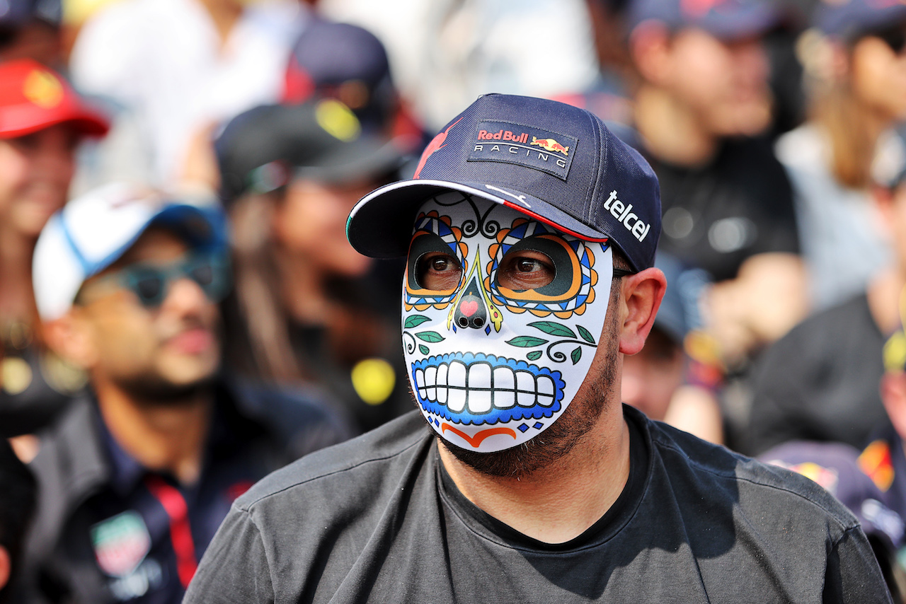 GP CITTA DEL MESSICO, Circuit Atmosfera - fans in the stadium grandstand.
29.10.2022. Formula 1 World Championship, Rd 20, Mexican Grand Prix, Mexico City, Mexico, Qualifiche Day.
- www.xpbimages.com, EMail: requests@xpbimages.com © Copyright: Moy / XPB Images