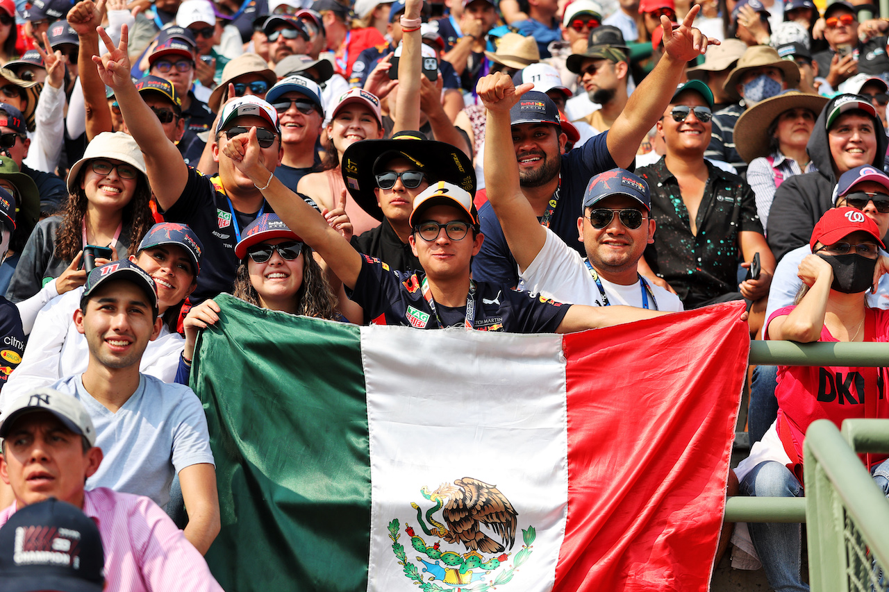 GP CITTA DEL MESSICO, Circuit Atmosfera - fans in the stadium grandstand.
29.10.2022. Formula 1 World Championship, Rd 20, Mexican Grand Prix, Mexico City, Mexico, Qualifiche Day.
- www.xpbimages.com, EMail: requests@xpbimages.com © Copyright: Moy / XPB Images