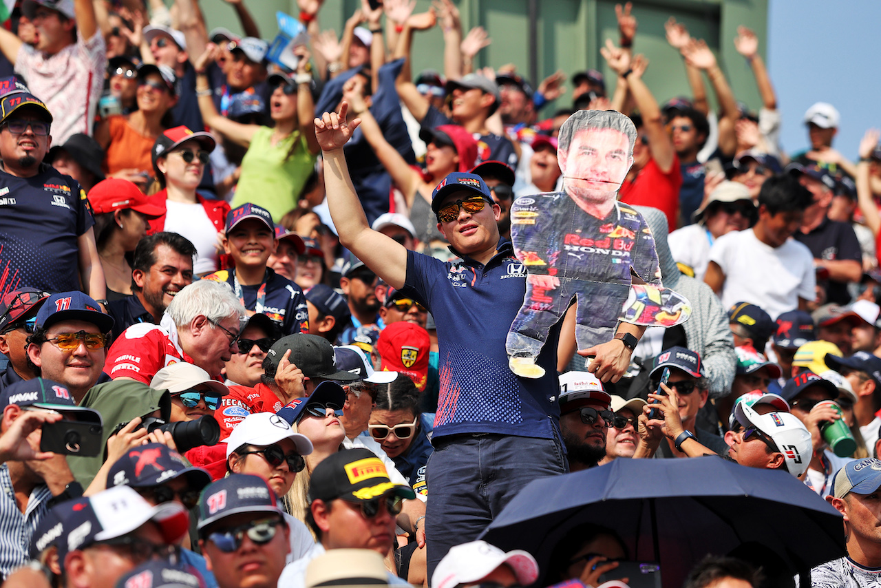 GP CITTA DEL MESSICO, Circuit Atmosfera - fans in the stadium grandstand.
29.10.2022. Formula 1 World Championship, Rd 20, Mexican Grand Prix, Mexico City, Mexico, Qualifiche Day.
- www.xpbimages.com, EMail: requests@xpbimages.com © Copyright: Moy / XPB Images