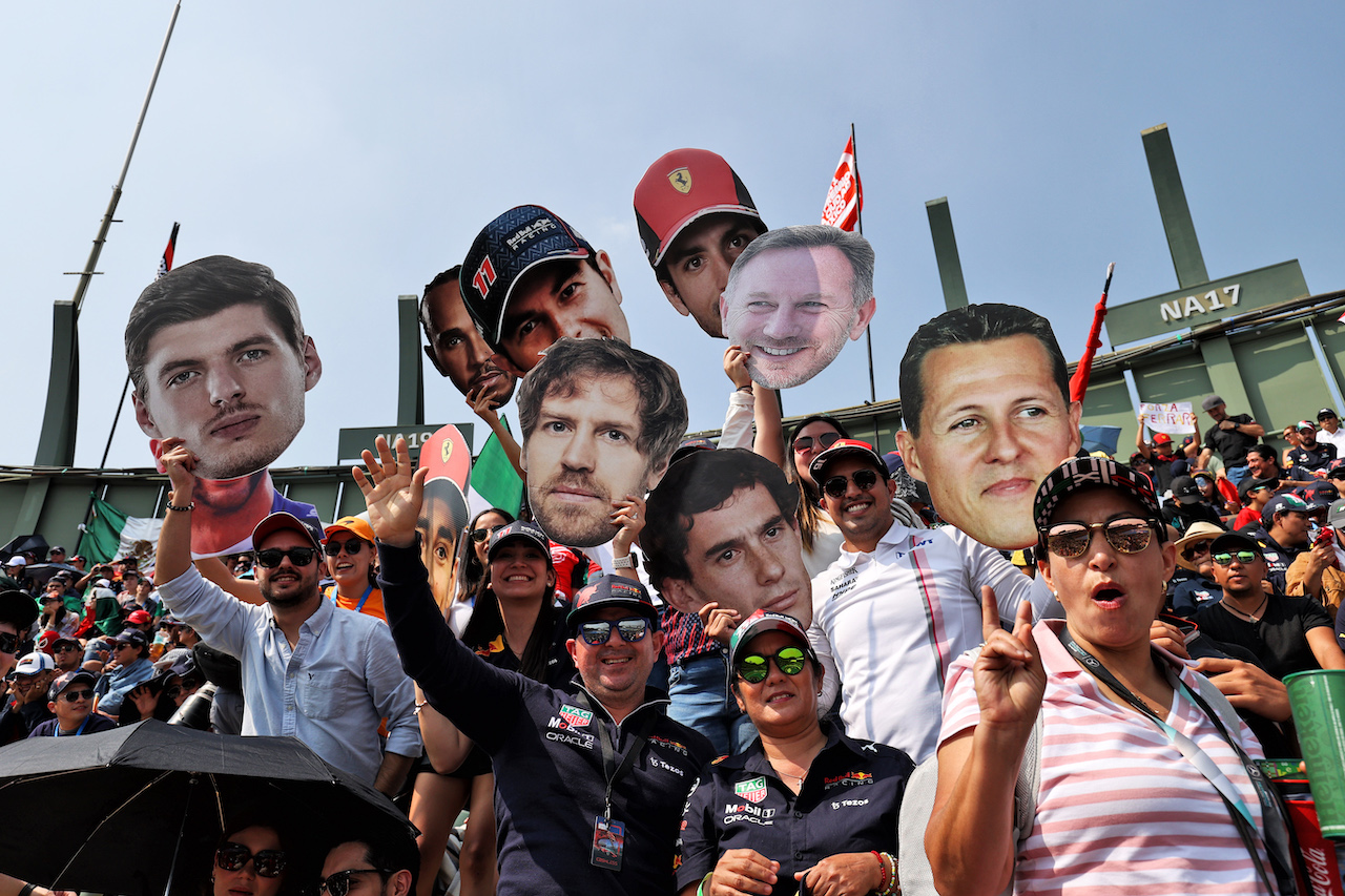 GP CITTA DEL MESSICO, Circuit Atmosfera - fans in the stadium grandstand.
29.10.2022. Formula 1 World Championship, Rd 20, Mexican Grand Prix, Mexico City, Mexico, Qualifiche Day.
- www.xpbimages.com, EMail: requests@xpbimages.com © Copyright: Moy / XPB Images