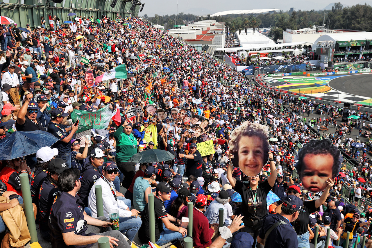 GP CITTA DEL MESSICO, Circuit Atmosfera - fans in the stadium grandstand.
29.10.2022. Formula 1 World Championship, Rd 20, Mexican Grand Prix, Mexico City, Mexico, Qualifiche Day.
- www.xpbimages.com, EMail: requests@xpbimages.com © Copyright: Moy / XPB Images