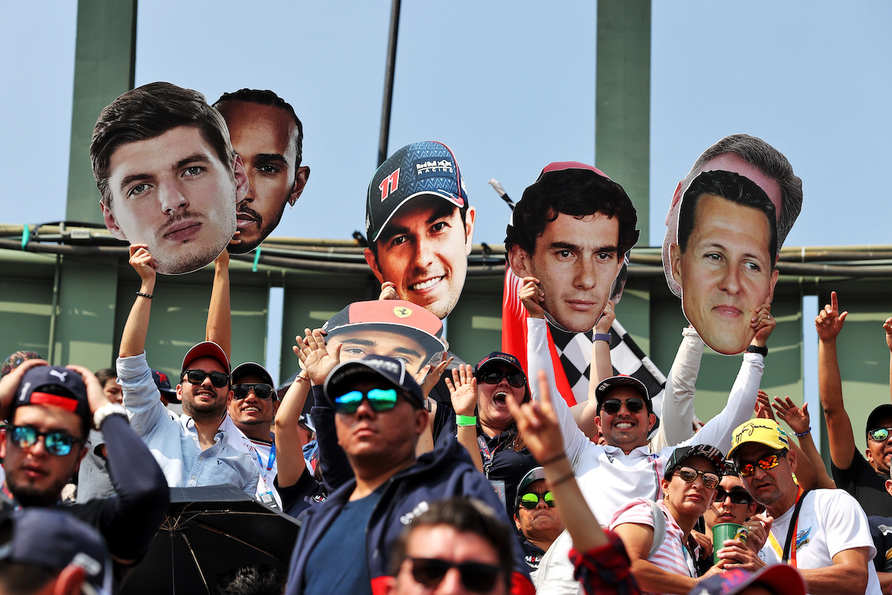GP CITTA DEL MESSICO, Circuit Atmosfera - fans in the stadium grandstand.
29.10.2022. Formula 1 World Championship, Rd 20, Mexican Grand Prix, Mexico City, Mexico, Qualifiche Day.
- www.xpbimages.com, EMail: requests@xpbimages.com © Copyright: Moy / XPB Images