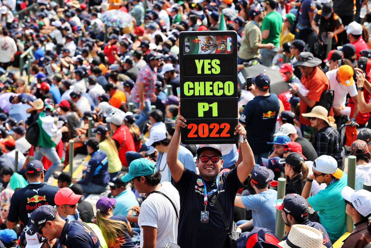 GP CITTA DEL MESSICO, Circuit Atmosfera - fans in the stadium grandstand.
29.10.2022. Formula 1 World Championship, Rd 20, Mexican Grand Prix, Mexico City, Mexico, Qualifiche Day.
- www.xpbimages.com, EMail: requests@xpbimages.com © Copyright: Moy / XPB Images