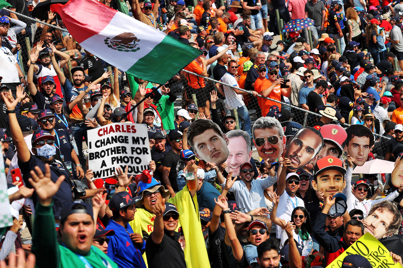 GP CITTA DEL MESSICO, Circuit Atmosfera - fans in the stadium grandstand.
29.10.2022. Formula 1 World Championship, Rd 20, Mexican Grand Prix, Mexico City, Mexico, Qualifiche Day.
- www.xpbimages.com, EMail: requests@xpbimages.com © Copyright: Moy / XPB Images