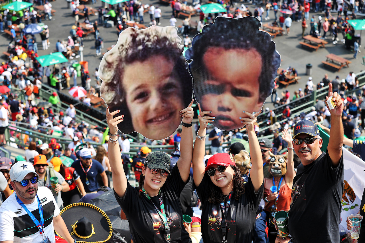 GP CITTA DEL MESSICO, Circuit Atmosfera - fans in the stadium grandstand.
29.10.2022. Formula 1 World Championship, Rd 20, Mexican Grand Prix, Mexico City, Mexico, Qualifiche Day.
- www.xpbimages.com, EMail: requests@xpbimages.com © Copyright: Moy / XPB Images