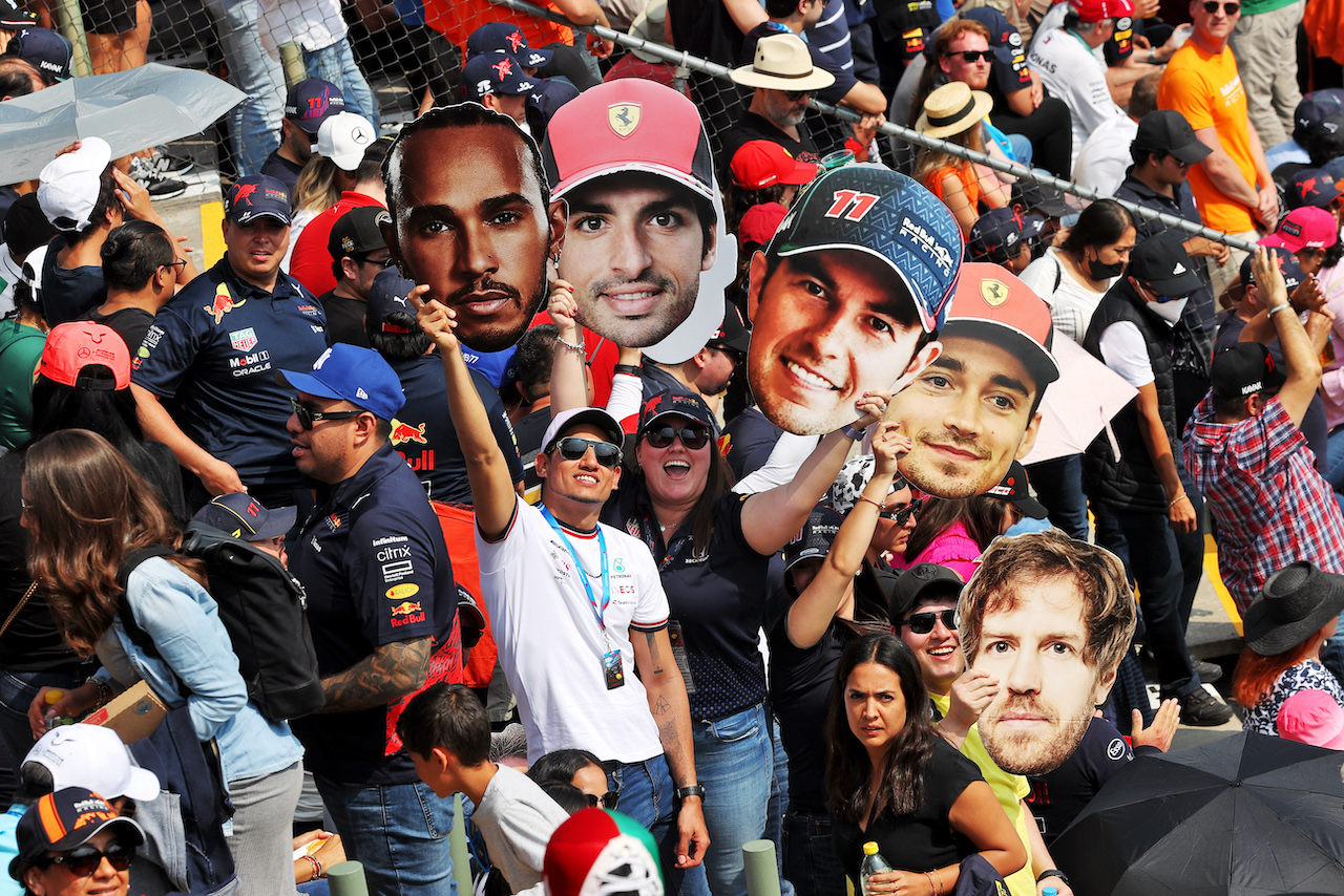 GP CITTA DEL MESSICO, Circuit Atmosfera - fans in the stadium grandstand.
29.10.2022. Formula 1 World Championship, Rd 20, Mexican Grand Prix, Mexico City, Mexico, Qualifiche Day.
- www.xpbimages.com, EMail: requests@xpbimages.com © Copyright: Moy / XPB Images