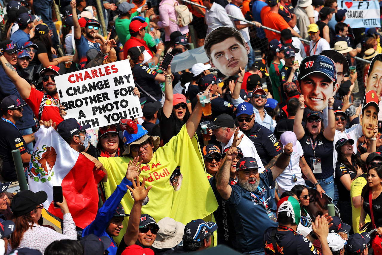 GP CITTA DEL MESSICO, Circuit Atmosfera - fans in the stadium grandstand.
29.10.2022. Formula 1 World Championship, Rd 20, Mexican Grand Prix, Mexico City, Mexico, Qualifiche Day.
- www.xpbimages.com, EMail: requests@xpbimages.com © Copyright: Moy / XPB Images