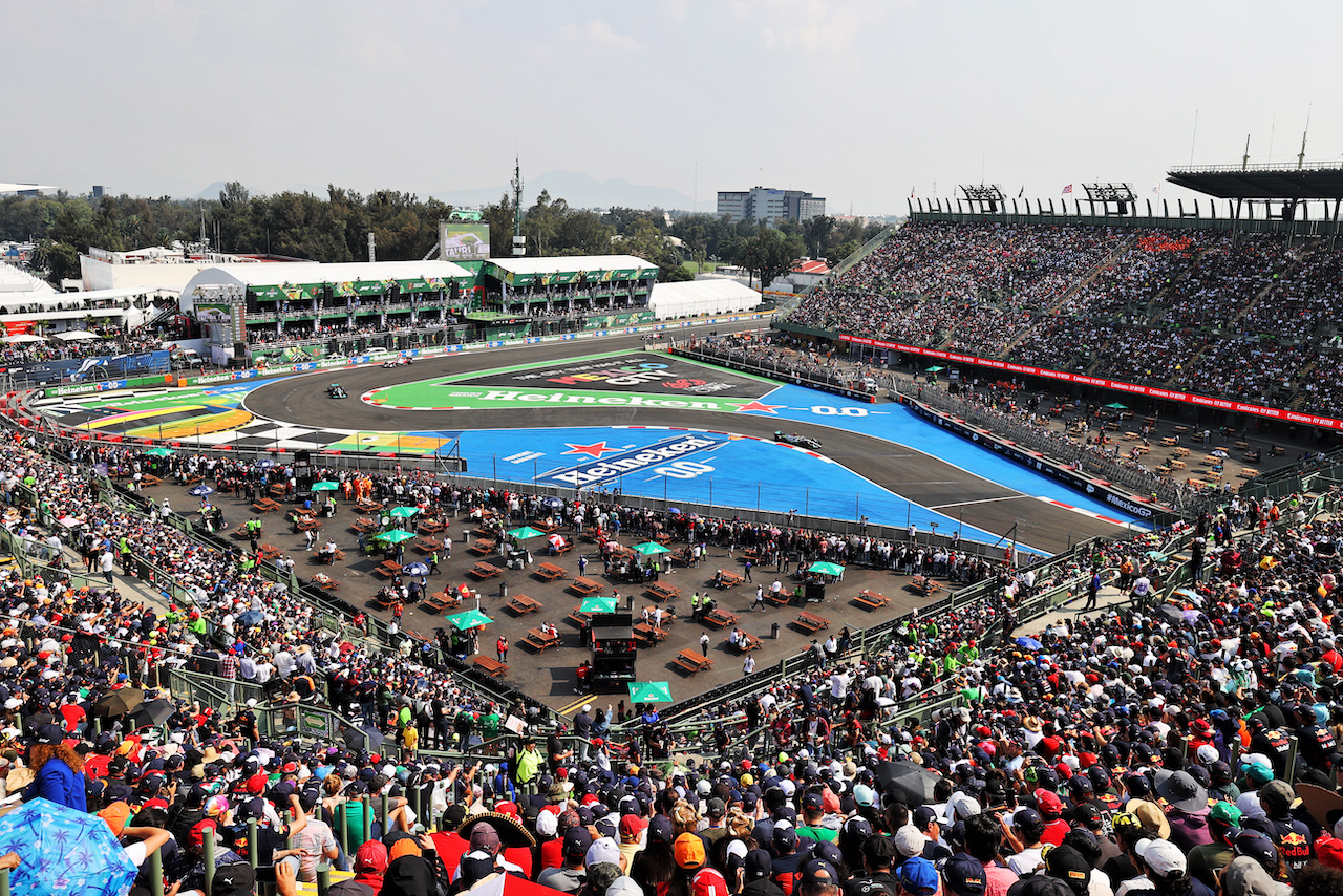 GP CITTA DEL MESSICO, Lewis Hamilton (GBR) Mercedes AMG F1 W13.
29.10.2022. Formula 1 World Championship, Rd 20, Mexican Grand Prix, Mexico City, Mexico, Qualifiche Day.
- www.xpbimages.com, EMail: requests@xpbimages.com © Copyright: Moy / XPB Images