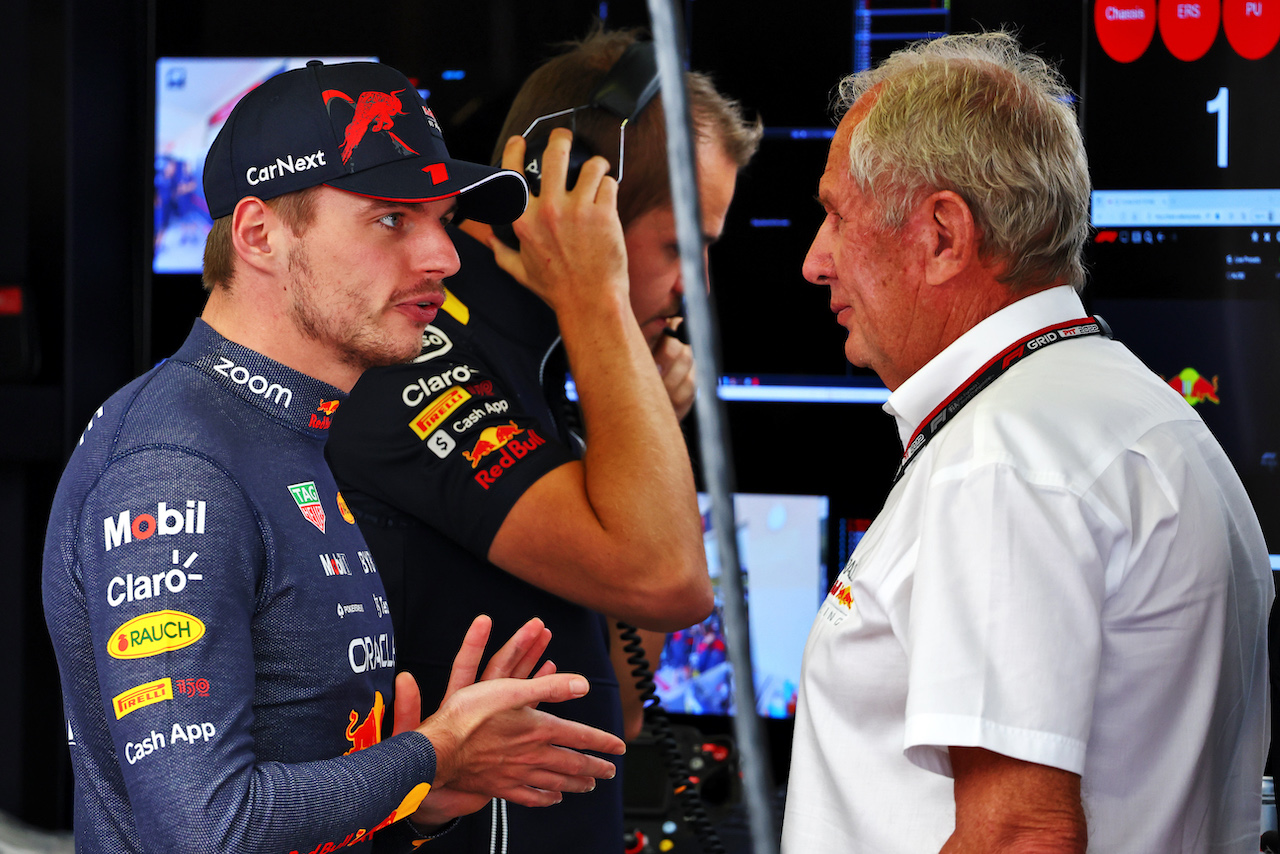 GP CITTA DEL MESSICO, (L to R): Max Verstappen (NLD) Red Bull Racing with Dr Helmut Marko (AUT) Red Bull Motorsport Consultant. 
29.10.2022. Formula 1 World Championship, Rd 20, Mexican Grand Prix, Mexico City, Mexico, Qualifiche Day.
- www.xpbimages.com, EMail: requests@xpbimages.com © Copyright: Batchelor / XPB Images