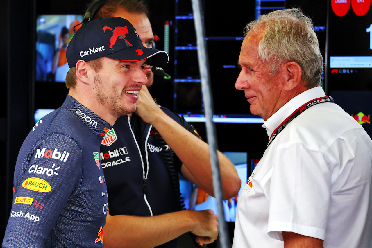GP CITTA DEL MESSICO, (L to R): Max Verstappen (NLD) Red Bull Racing with Dr Helmut Marko (AUT) Red Bull Motorsport Consultant.
29.10.2022. Formula 1 World Championship, Rd 20, Mexican Grand Prix, Mexico City, Mexico, Qualifiche Day.
- www.xpbimages.com, EMail: requests@xpbimages.com © Copyright: Batchelor / XPB Images