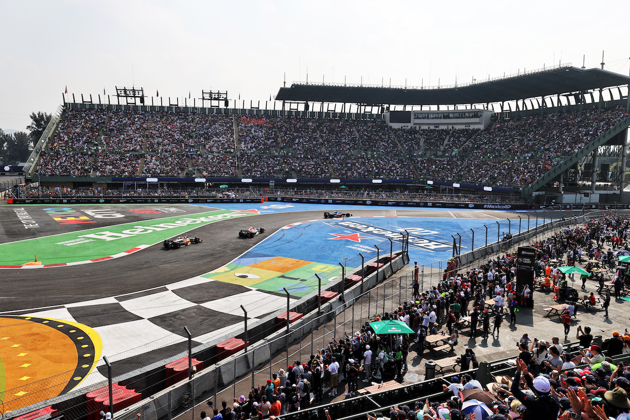 GP CITTA DEL MESSICO, Fernando Alonso (ESP) Alpine F1 Team A522 davanti a Sergio Perez (MEX) Red Bull Racing RB18 e Max Verstappen (NLD) Red Bull Racing RB18.
29.10.2022. Formula 1 World Championship, Rd 20, Mexican Grand Prix, Mexico City, Mexico, Qualifiche Day.
- www.xpbimages.com, EMail: requests@xpbimages.com © Copyright: Moy / XPB Images