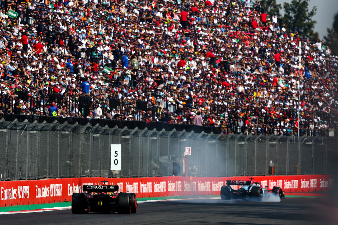 GP CITTA DEL MESSICO, Max Verstappen (NLD), Red Bull Racing George Russell (GBR), Mercedes AMG F1 
29.10.2022. Formula 1 World Championship, Rd 20, Mexican Grand Prix, Mexico City, Mexico, Qualifiche Day.
- www.xpbimages.com, EMail: requests@xpbimages.com ¬© Copyright: Charniaux / XPB Images