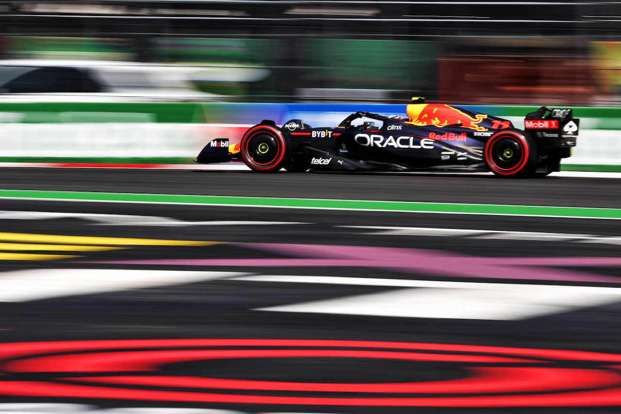 GP CITTA DEL MESSICO, Sergio Perez (MEX) Red Bull Racing RB18.
29.10.2022. Formula 1 World Championship, Rd 20, Mexican Grand Prix, Mexico City, Mexico, Qualifiche Day.
 - www.xpbimages.com, EMail: requests@xpbimages.com © Copyright: Coates / XPB Images