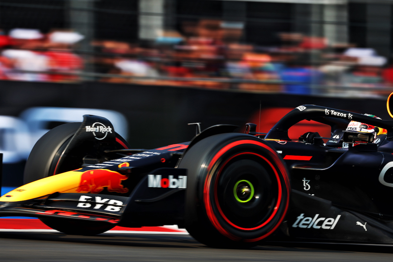 GP CITTA DEL MESSICO, Sergio Perez (MEX) Red Bull Racing RB18.
29.10.2022. Formula 1 World Championship, Rd 20, Mexican Grand Prix, Mexico City, Mexico, Qualifiche Day.
 - www.xpbimages.com, EMail: requests@xpbimages.com © Copyright: Coates / XPB Images