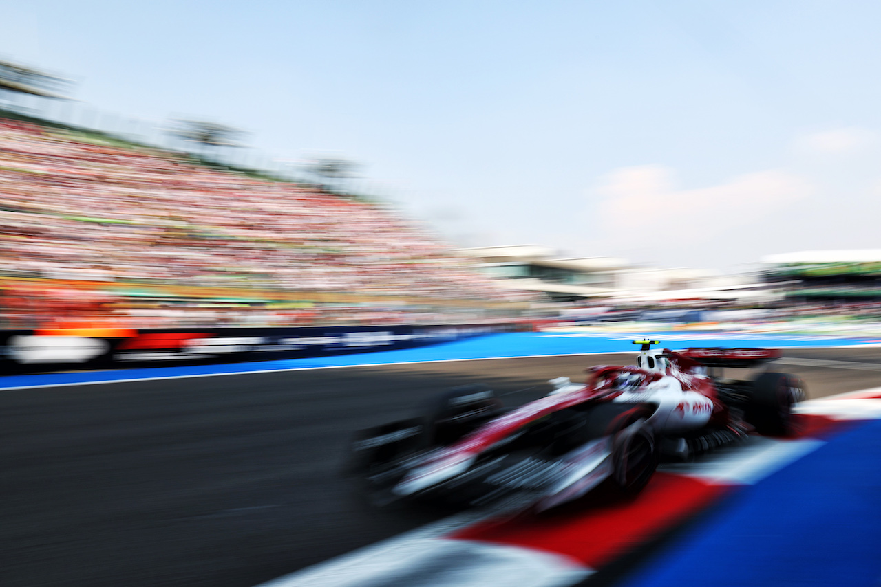 GP CITTA DEL MESSICO, Guanyu Zhou (CHN) Alfa Romeo F1 Team C42.
29.10.2022. Formula 1 World Championship, Rd 20, Mexican Grand Prix, Mexico City, Mexico, Qualifiche Day.
 - www.xpbimages.com, EMail: requests@xpbimages.com © Copyright: Coates / XPB Images