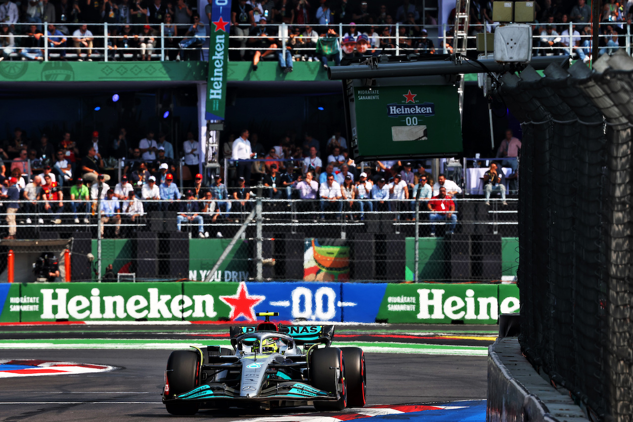 GP CITTA DEL MESSICO, Lewis Hamilton (GBR) Mercedes AMG F1 W13.
29.10.2022. Formula 1 World Championship, Rd 20, Mexican Grand Prix, Mexico City, Mexico, Qualifiche Day.
 - www.xpbimages.com, EMail: requests@xpbimages.com © Copyright: Coates / XPB Images