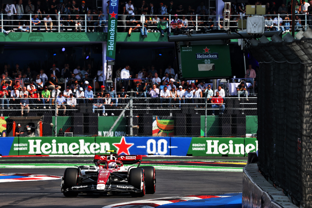 GP CITTA DEL MESSICO, Guanyu Zhou (CHN) Alfa Romeo F1 Team C42.
29.10.2022. Formula 1 World Championship, Rd 20, Mexican Grand Prix, Mexico City, Mexico, Qualifiche Day.
 - www.xpbimages.com, EMail: requests@xpbimages.com © Copyright: Coates / XPB Images