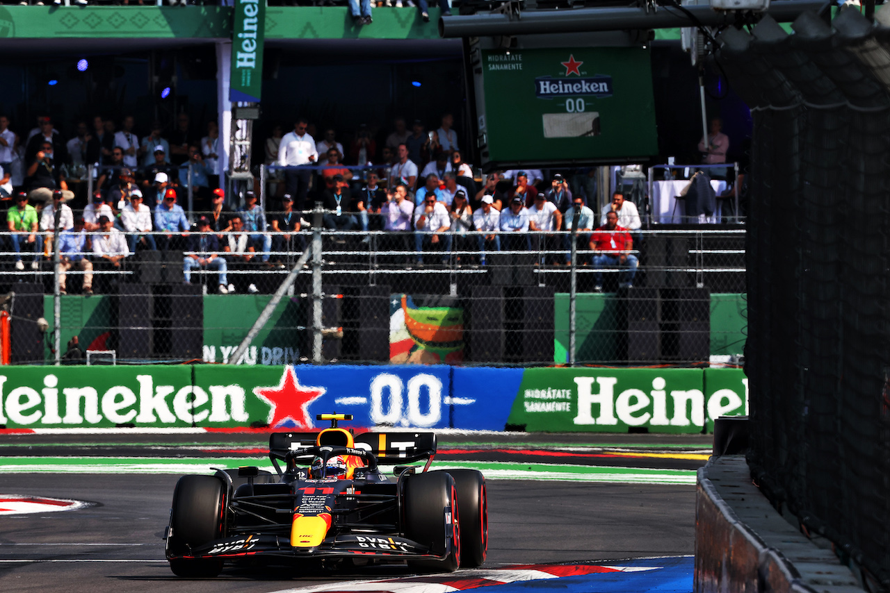 GP CITTA DEL MESSICO, Sergio Perez (MEX) Red Bull Racing RB18.
29.10.2022. Formula 1 World Championship, Rd 20, Mexican Grand Prix, Mexico City, Mexico, Qualifiche Day.
 - www.xpbimages.com, EMail: requests@xpbimages.com © Copyright: Coates / XPB Images