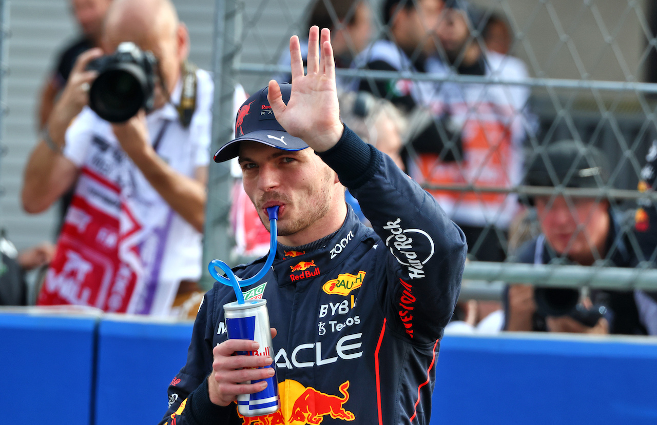 GP CITTA DEL MESSICO, Max Verstappen (NLD) Red Bull Racing celebrates his pole position in qualifying parc ferme. 
29.10.2022. Formula 1 World Championship, Rd 20, Mexican Grand Prix, Mexico City, Mexico, Qualifiche Day.
 - www.xpbimages.com, EMail: requests@xpbimages.com © Copyright: Coates / XPB Images