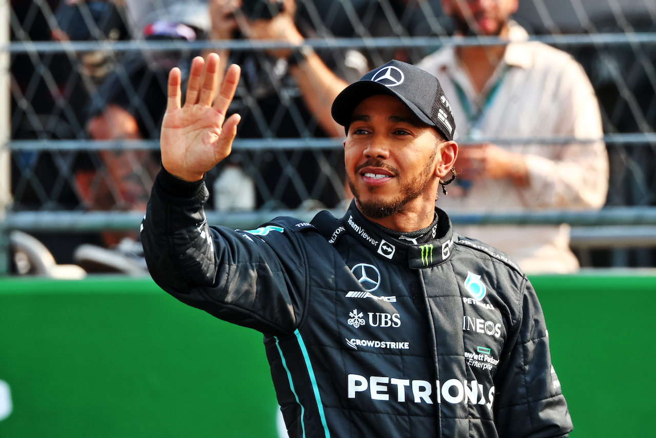 GP CITTA DEL MESSICO, Lewis Hamilton (GBR) Mercedes AMG F1 celebrates his third position in qualifying parc ferme. 
29.10.2022. Formula 1 World Championship, Rd 20, Mexican Grand Prix, Mexico City, Mexico, Qualifiche Day.
 - www.xpbimages.com, EMail: requests@xpbimages.com © Copyright: Coates / XPB Images