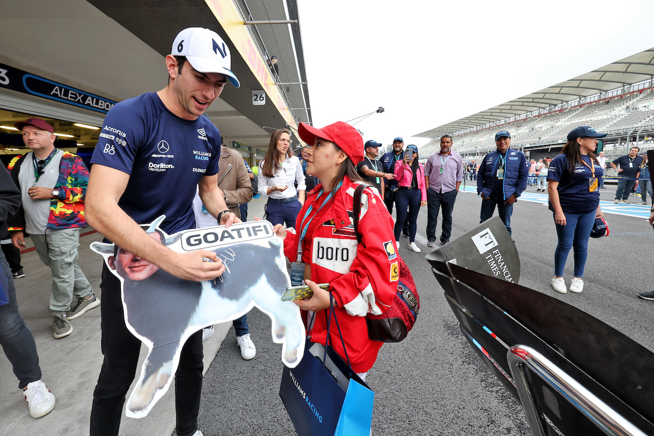 GP CITTA DEL MESSICO, Nicholas Latifi (CDN) Williams Racing signs a 'Goatifi' cutout for a guest.
29.10.2022. Formula 1 World Championship, Rd 20, Mexican Grand Prix, Mexico City, Mexico, Qualifiche Day.
- www.xpbimages.com, EMail: requests@xpbimages.com © Copyright: Bearne / XPB Images
