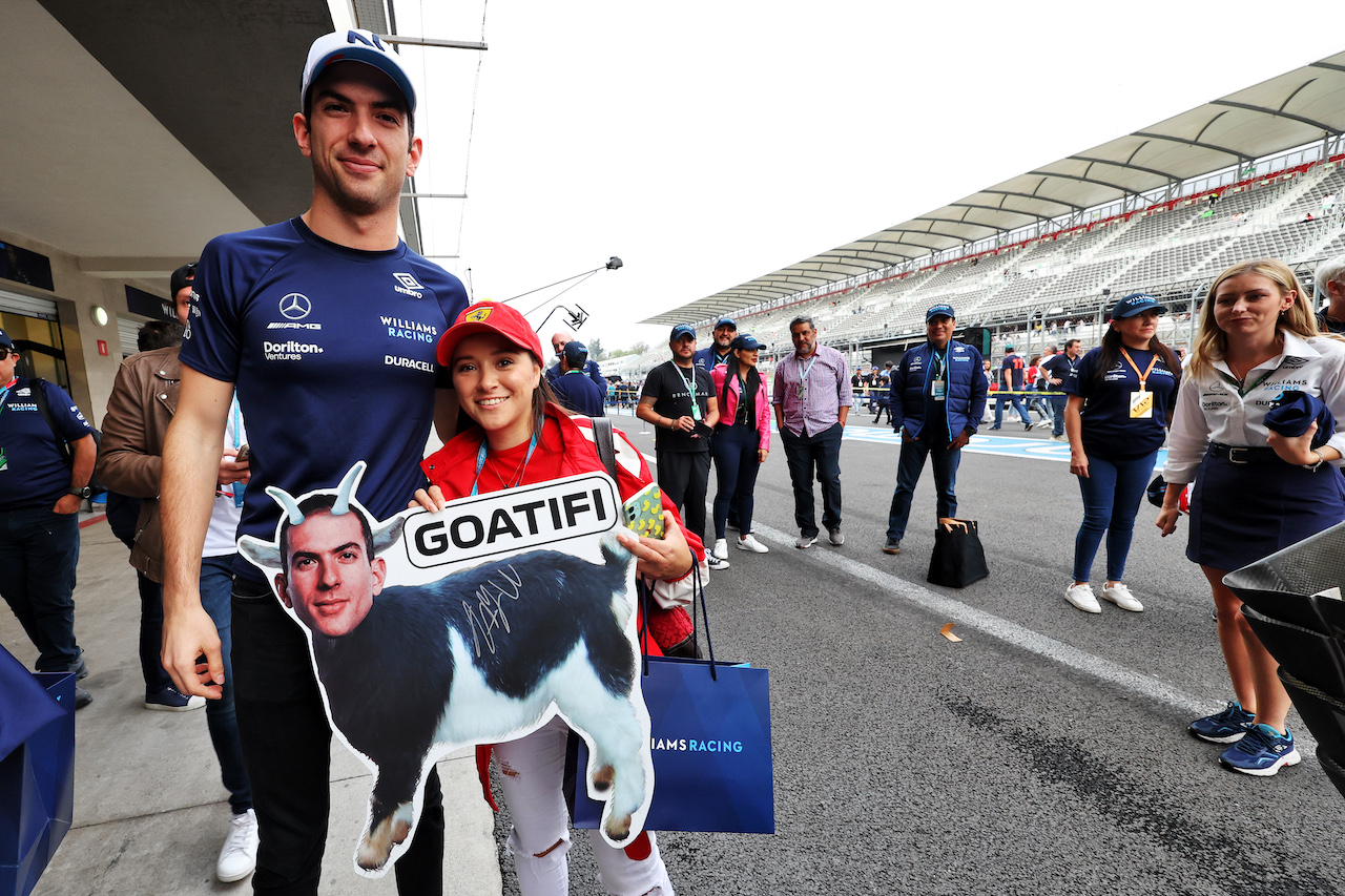 GP CITTA DEL MESSICO, Nicholas Latifi (CDN) Williams Racing signs a 'Goatifi' cutout for a guest.
29.10.2022. Formula 1 World Championship, Rd 20, Mexican Grand Prix, Mexico City, Mexico, Qualifiche Day.
- www.xpbimages.com, EMail: requests@xpbimages.com © Copyright: Bearne / XPB Images