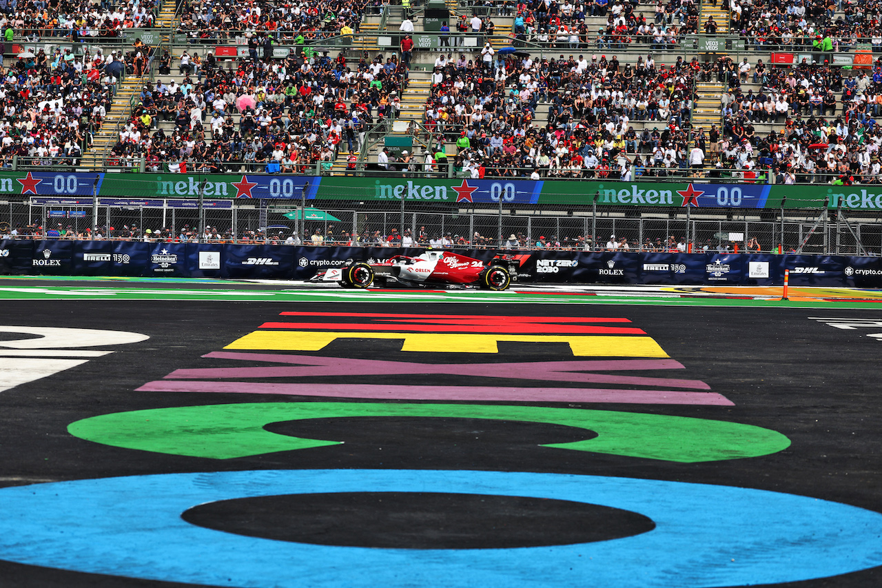 GP CITTA DEL MESSICO, Guanyu Zhou (CHN) Alfa Romeo F1 Team C42.
29.10.2022. Formula 1 World Championship, Rd 20, Mexican Grand Prix, Mexico City, Mexico, Qualifiche Day.
- www.xpbimages.com, EMail: requests@xpbimages.com © Copyright: Bearne / XPB Images