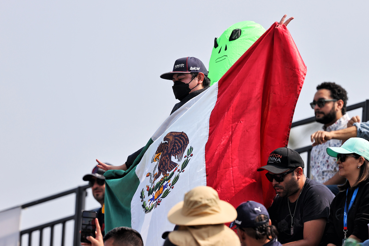 GP CITTA DEL MESSICO, Circuit Atmosfera - fans in the grandstand.
29.10.2022. Formula 1 World Championship, Rd 20, Mexican Grand Prix, Mexico City, Mexico, Qualifiche Day.
- www.xpbimages.com, EMail: requests@xpbimages.com © Copyright: Moy / XPB Images