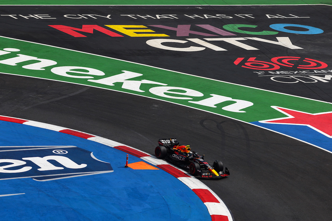 GP CITTA DEL MESSICO, Sergio Perez (MEX), Red Bull Racing 
28.10.2022. Formula 1 World Championship, Rd 20, Mexican Grand Prix, Mexico City, Mexico, Practice Day.
- www.xpbimages.com, EMail: requests@xpbimages.com ¬© Copyright: Charniaux / XPB Images
