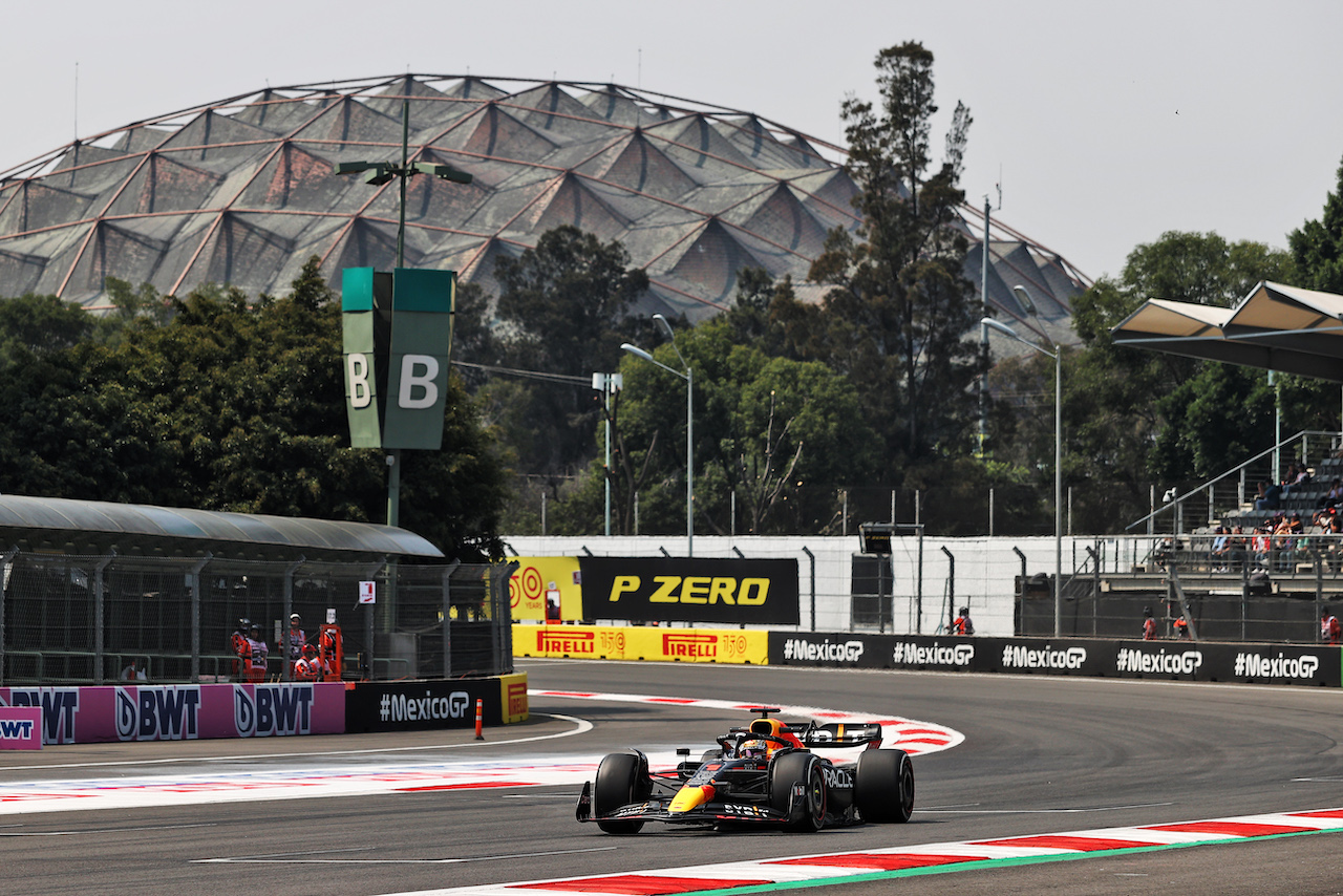 GP CITTA DEL MESSICO, Max Verstappen (NLD) Red Bull Racing RB18.
28.10.2022. Formula 1 World Championship, Rd 20, Mexican Grand Prix, Mexico City, Mexico, Practice Day.
- www.xpbimages.com, EMail: requests@xpbimages.com © Copyright: Moy / XPB Images