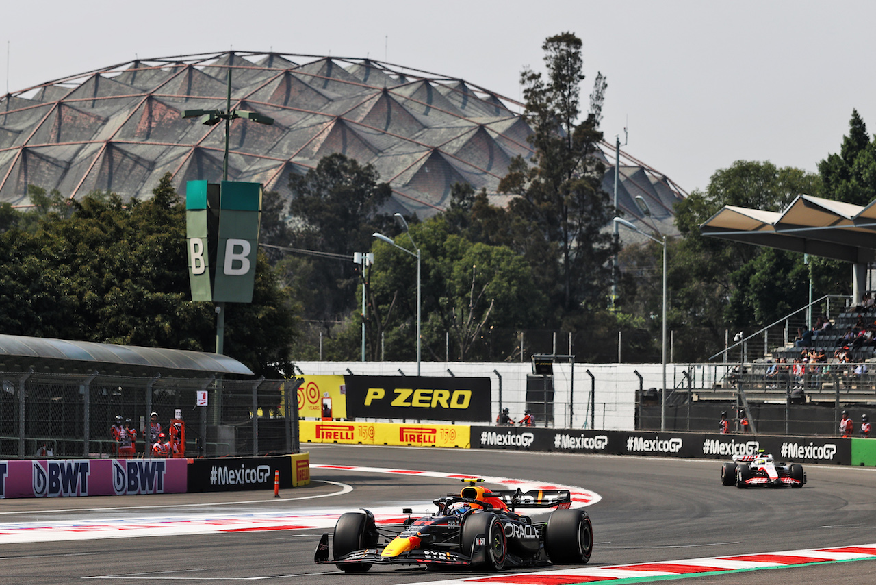 GP CITTA DEL MESSICO, Sergio Perez (MEX) Red Bull Racing RB18.
28.10.2022. Formula 1 World Championship, Rd 20, Mexican Grand Prix, Mexico City, Mexico, Practice Day.
- www.xpbimages.com, EMail: requests@xpbimages.com © Copyright: Moy / XPB Images