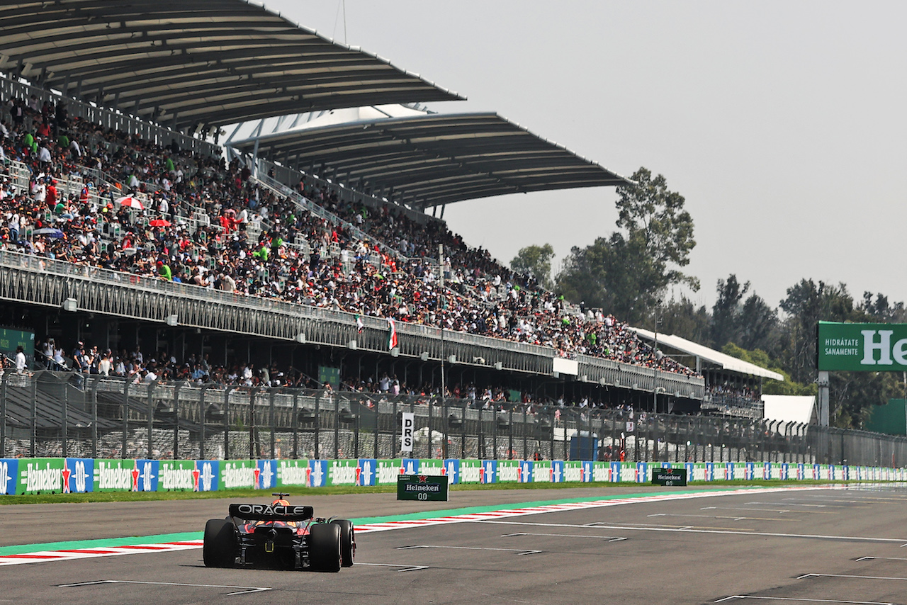 GP CITTA DEL MESSICO, Max Verstappen (NLD) Red Bull Racing RB18.
28.10.2022. Formula 1 World Championship, Rd 20, Mexican Grand Prix, Mexico City, Mexico, Practice Day.
- www.xpbimages.com, EMail: requests@xpbimages.com © Copyright: Moy / XPB Images