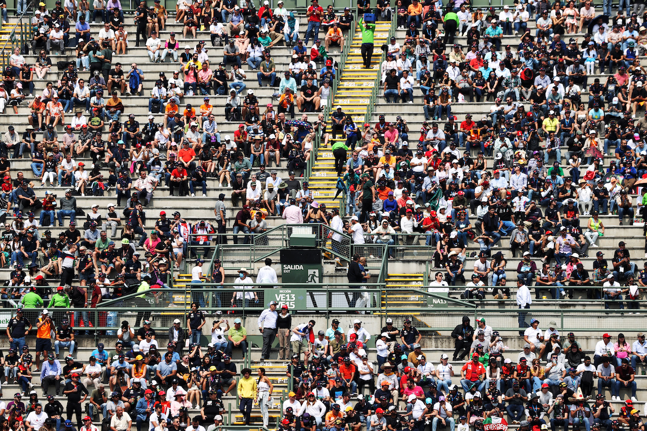 GP CITTA DEL MESSICO, Circuit Atmosfera - fans in the grandstand.
28.10.2022. Formula 1 World Championship, Rd 20, Mexican Grand Prix, Mexico City, Mexico, Practice Day.
- www.xpbimages.com, EMail: requests@xpbimages.com © Copyright: Moy / XPB Images
